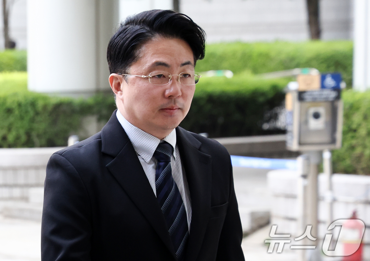 (서울=뉴스1) 최지환 기자 = 김건희 여사 일가의 집사로 알려진 김예성 씨가 3일 서울 서초구 서울고등법원에서 열린 항소심 공판을 마치고 법정을 나서고 있다.'김건희 집사 게이트 …