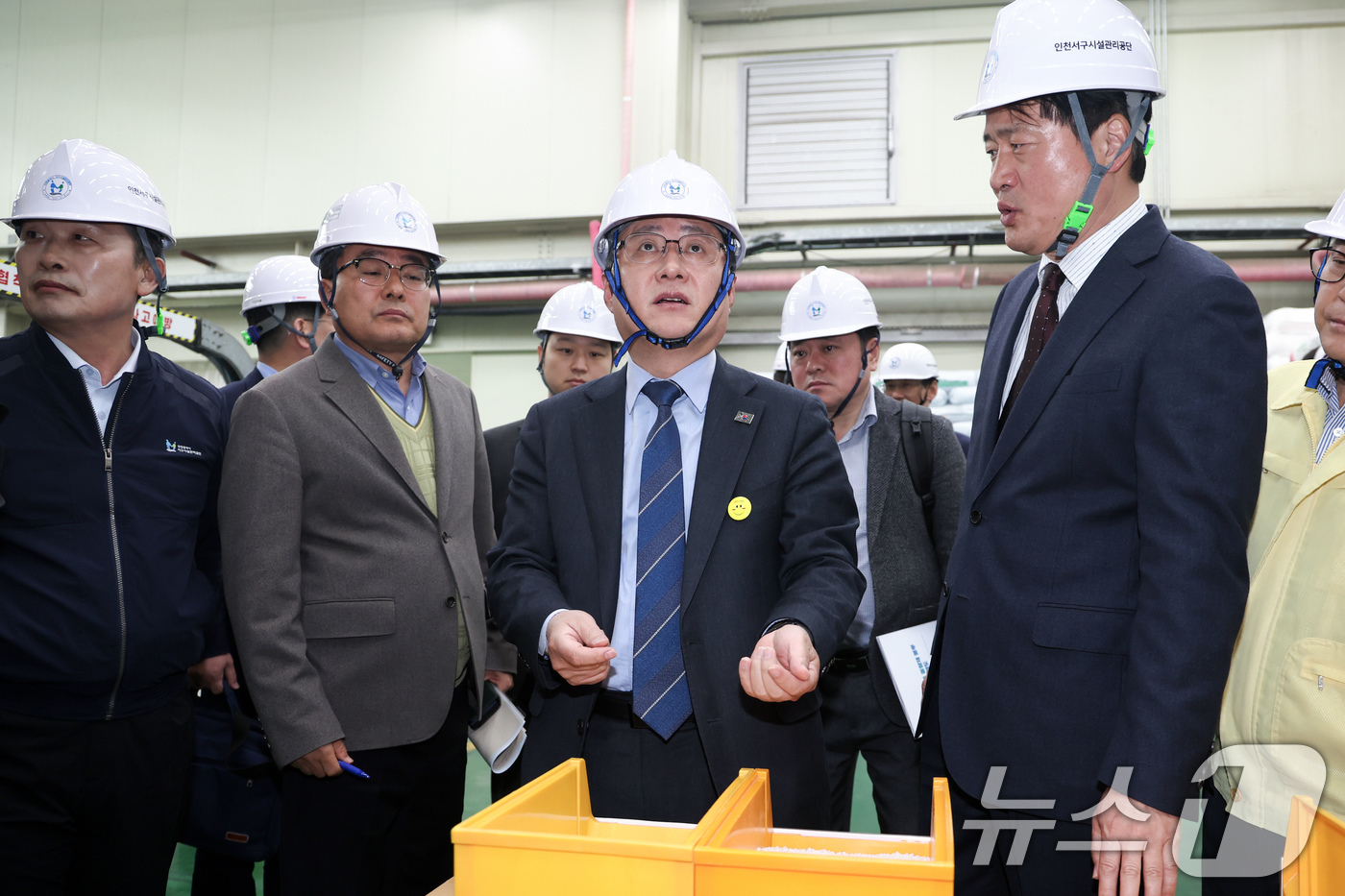 (인천=뉴스1) 임지훈 인턴기자 = 김성환 기후에너지환경부 장관이 3일 오전 인천 서구 구립장애인직업재활시설에서 종량제봉투 수급 현황을 점검하고있다. 2026.4.3/뉴스1