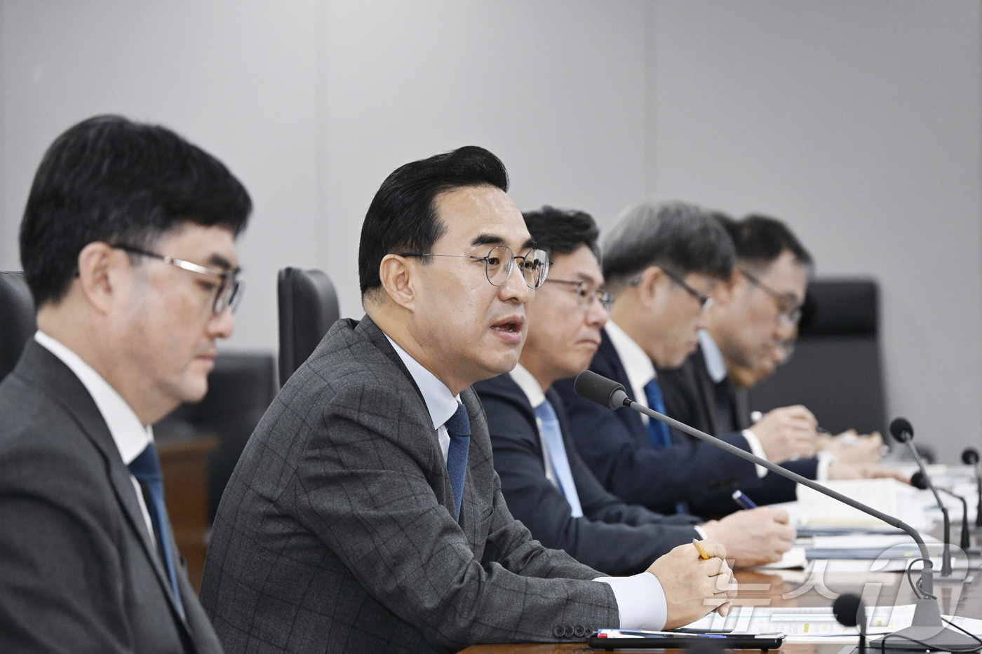 (서울=뉴스1) = 박홍근 기획예산처 장관이 3일 오전 정부세종청사 중앙동에서 열린 확대간부회의를 주재하고 있다. (기획예산처 제공. 재판매 및 DB 금지) 2026.4.3/뉴스1 …