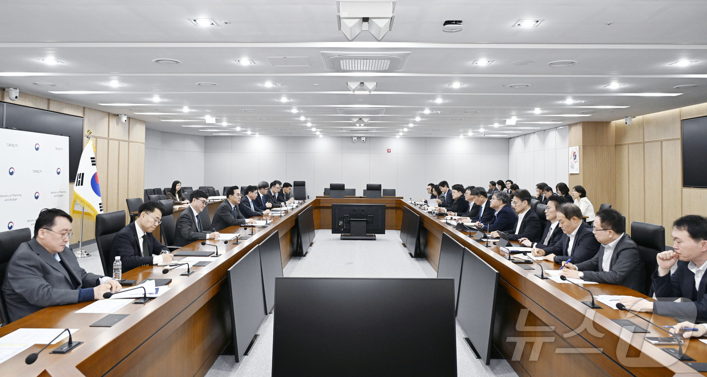 (서울=뉴스1) = 박홍근 기획예산처 장관이 3일 오전 정부세종청사 중앙동에서 열린 확대간부회의를 주재하고 있다. (기획예산처 제공. 재판매 및 DB 금지) 2026.4.3/뉴스1 …