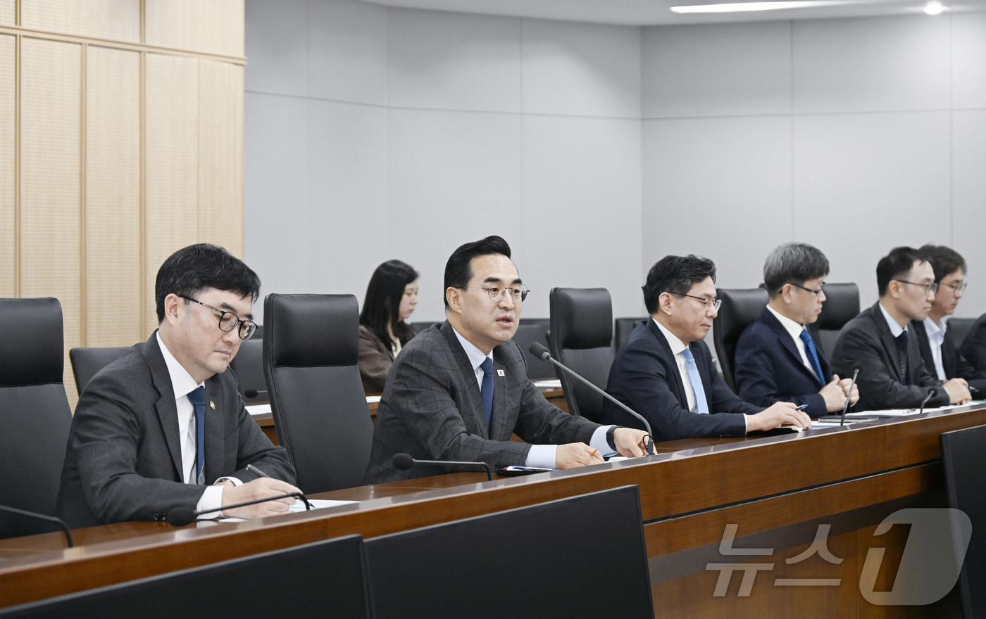 (서울=뉴스1) = 박홍근 기획예산처 장관이 3일 오전 정부세종청사 중앙동에서 열린 확대간부회의를 주재하고 있다. (기획예산처 제공. 재판매 및 DB 금지)  2026.4.3/뉴스 …