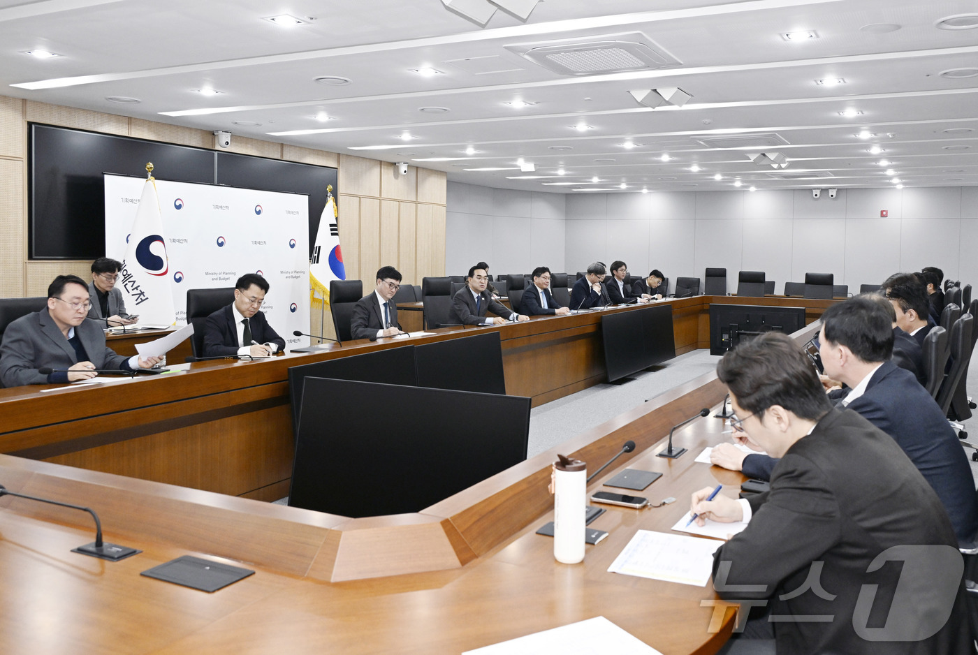 (서울=뉴스1) = 박홍근 기획예산처 장관이 3일 오전 정부세종청사 중앙동에서 열린 확대간부회의를 주재하고 있다. (기획예산처 제공. 재판매 및 DB 금지) 2026.4.3/뉴스1 …