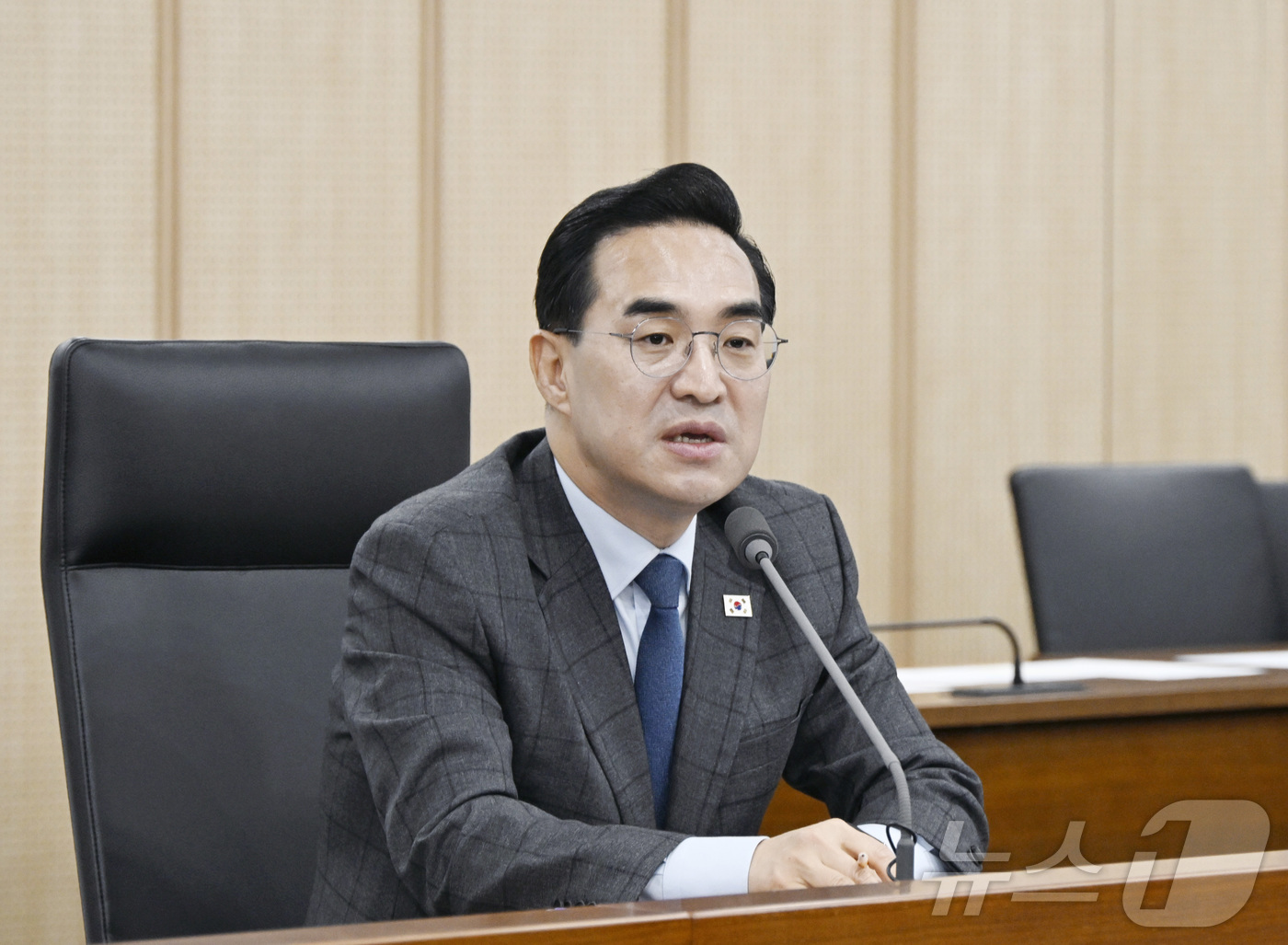 (서울=뉴스1) = 박홍근 기획예산처 장관이 3일 오전 정부세종청사 중앙동에서 열린 확대간부회의를 주재하고 있다. (기획예산처 제공. 재판매 및 DB 금지) 2026.4.3/뉴스1 …