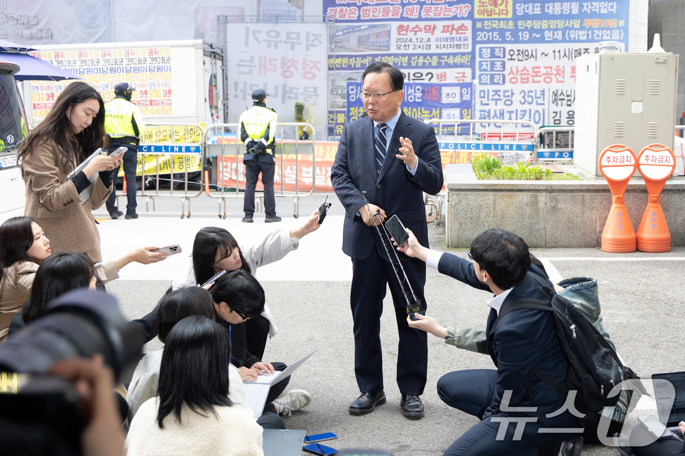 (서울=뉴스1) 이승배 기자 = 대구시장 출마를 선언한 김부겸 전 국무총리가 3일 오전 서울 여의도 더불어민주당 중앙당사에서 후보자 면접을 보기 전 취재진의 질문에 답변하고 있다. …