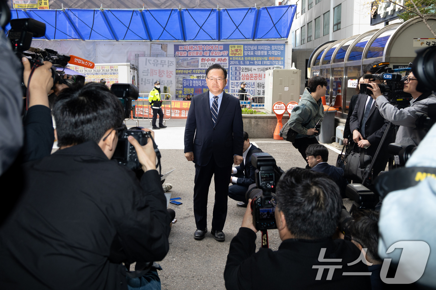 (서울=뉴스1) 이승배 기자 = 대구시장 출마를 선언한 김부겸 전 국무총리가 3일 오전 서울 여의도 더불어민주당 중앙당사에서 후보자 면접을 보기 위해 발걸음을 옮기고 있다. 202 …