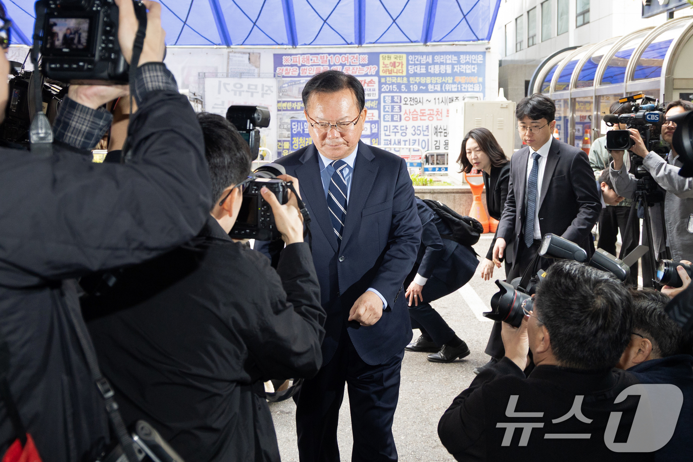 (서울=뉴스1) 이승배 기자 = 대구시장 출마를 선언한 김부겸 전 국무총리가 3일 오전 서울 여의도 더불어민주당 중앙당사에서 후보자 면접을 보기 위해 발걸음을 옮기고 있다. 202 …