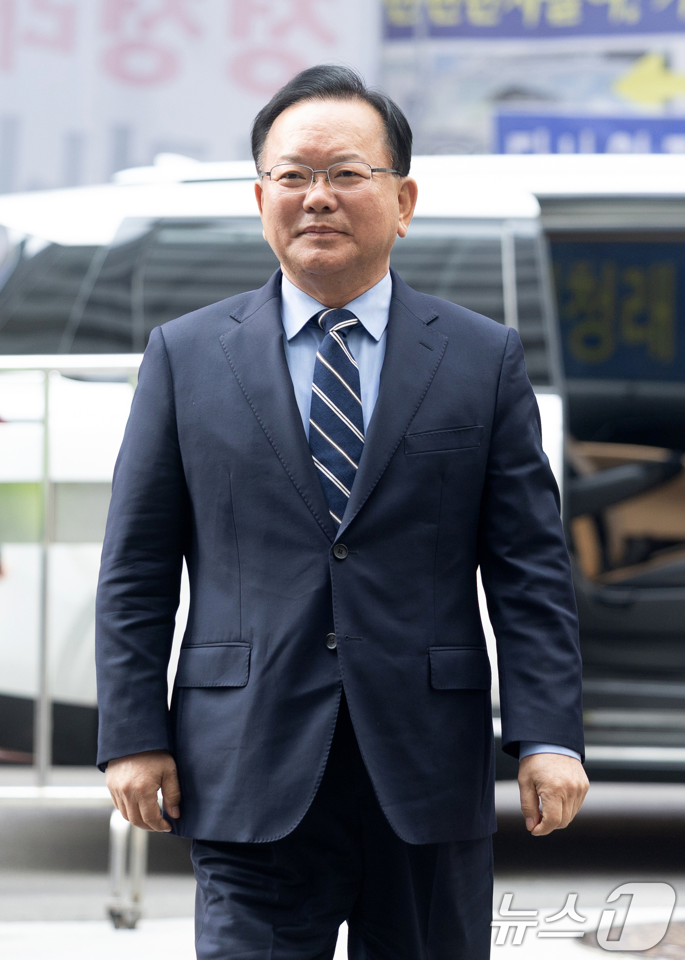 (서울=뉴스1) 이승배 기자 = 대구시장 출마를 선언한 김부겸 전 국무총리가 3일 오전 서울 여의도 더불어민주당 중앙당사에서 후보자 면접을 보기 위해 발걸음을 옮기고 있다. 202 …