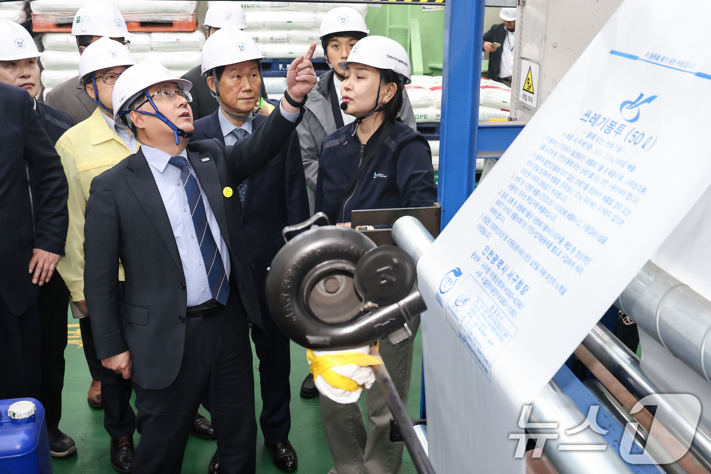 (인천=뉴스1) 임지훈 인턴기자 = 김성환 기후에너지환경부 장관이 3일 오전 인천 서구 구립장애인직업재활시설에서 종량제봉투 수급 현황을 점검하고있다. 2026.4.3/뉴스1