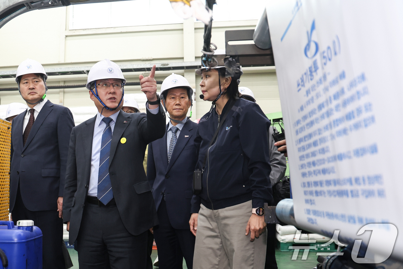 (인천=뉴스1) 임지훈 인턴기자 = 김성환 기후에너지환경부 장관이 3일 오전 인천 서구 구립장애인직업재활시설에서 종량제봉투 수급 현황을 점검하고있다. 2026.4.3/뉴스1