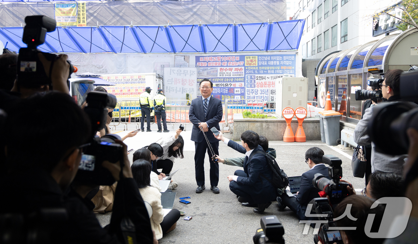(서울=뉴스1) 이승배 기자 = 대구시장 출마를 선언한 김부겸 전 국무총리가 3일 오전 서울 여의도 더불어민주당 중앙당사에서 후보자 면접을 보기 전 취재진의 질문에 답하고 있다. …