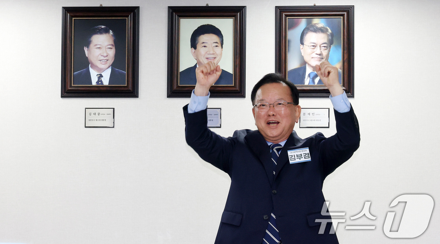 (서울=뉴스1) 이승배 기자 = 대구시장 출마를 선언한 김부겸 전 국무총리가 3일 오전 서울 여의도 더불어민주당 중앙당사에서 후보자 면접을 보며 만세를 외치고 있다. (공동취재) …