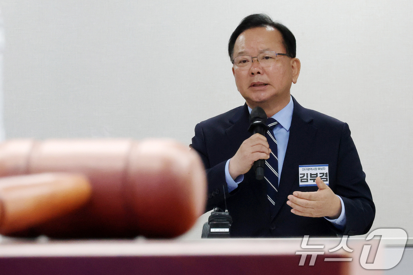 (서울=뉴스1) 이승배 기자 = 대구시장 출마를 선언한 김부겸 전 국무총리가 3일 오전 서울 여의도 더불어민주당 중앙당사에서 후보자 면접을 보고 있다. 2026.4.3/뉴스1