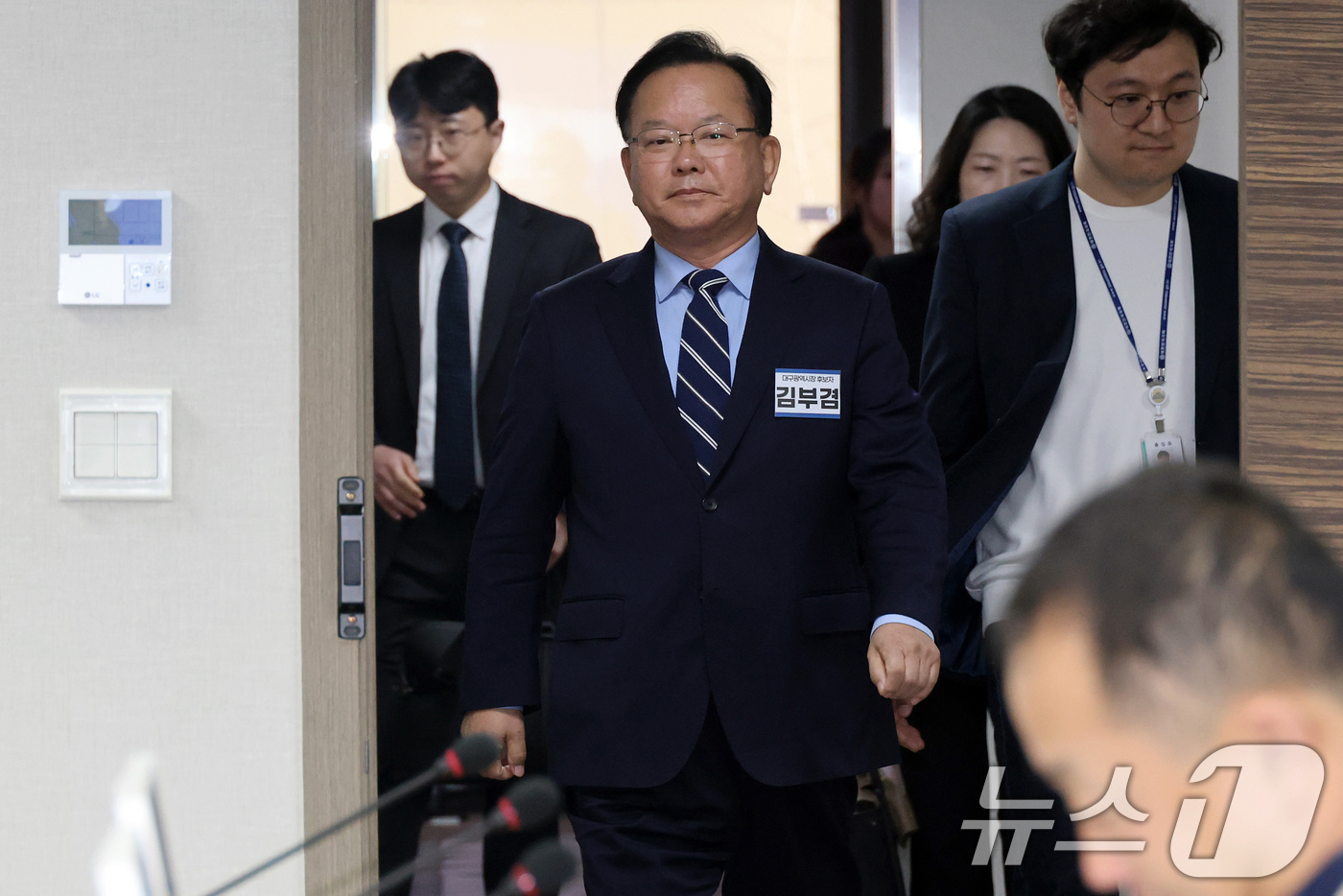 (서울=뉴스1) 이승배 기자 = 대구시장 출마를 선언한 김부겸 전 국무총리가 3일 오전 서울 여의도 더불어민주당 중앙당사에서 후보자 면접 보기 위해 발걸음을 옮기고 있다. 2026 …