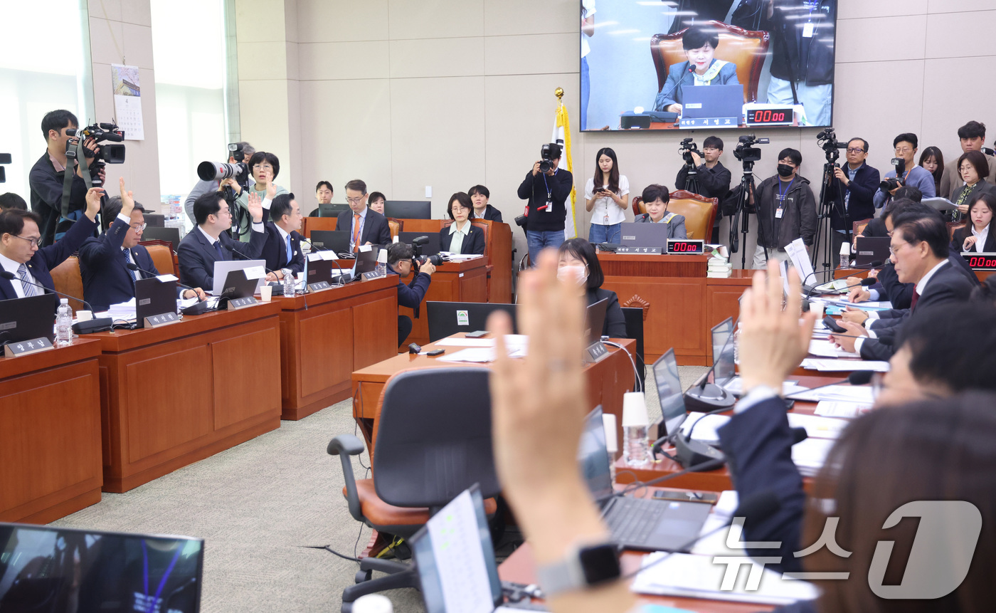 (서울=뉴스1) 신웅수 기자 = 3일 서울 여의도 국회에서 열린 윤석열정권정치검찰조작기소의혹사건진상규명국정조사특별위원회 전체회의에서 여야 의원들이 거수 표결을 하고 있다. 2026 …