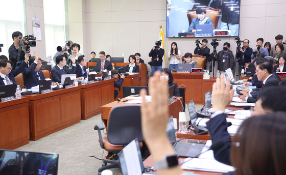 거수 표결하는 국조특위
