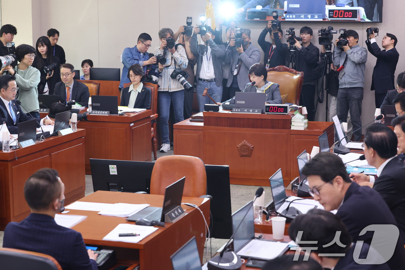 (서울=뉴스1) 신웅수 기자 = 서영교 위원장이 3일 서울 여의도 국회에서 열린 윤석열정권정치검찰조작기소의혹사건진상규명국정조사특별위원회 전체회의에서 의사봉을 두드리고 있다. 202 …