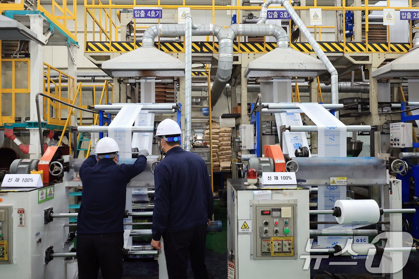 본문 이미지 - 중동 전쟁의 장기화로 원재료인 나프타 등 석유화학제품 수급 문제가 계속되는 3일 인천 서구 장애인 직업재활시설에서 관계자들이 종량제봉투를 생산하고 있다. 2026.4.3 ⓒ 뉴스1 이호윤 기자