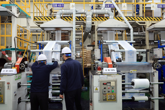 중동 전쟁 장기화···나프타 수급 불안속 가동되는 종량제봉투 시설