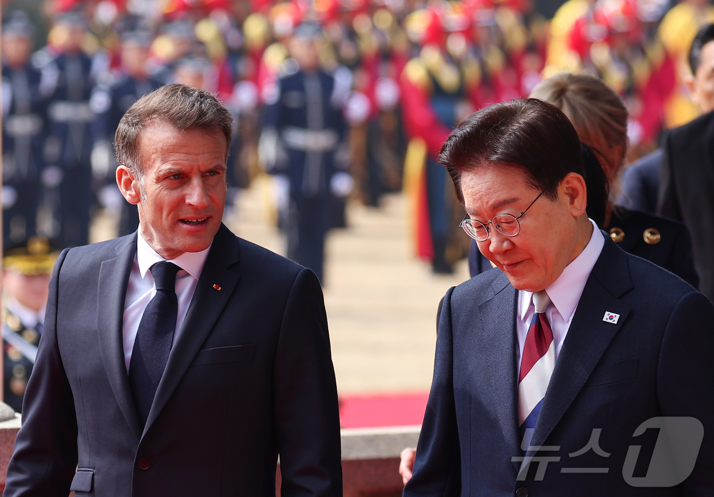 (서울=뉴스1) 허경 기자 = 이재명 대통령과 에마뉘엘 마크롱 프랑스 대통령이 3일 청와대에서 열린 공식 환영식에서 함께 이동하고 있다. 2026.4.3/뉴스1