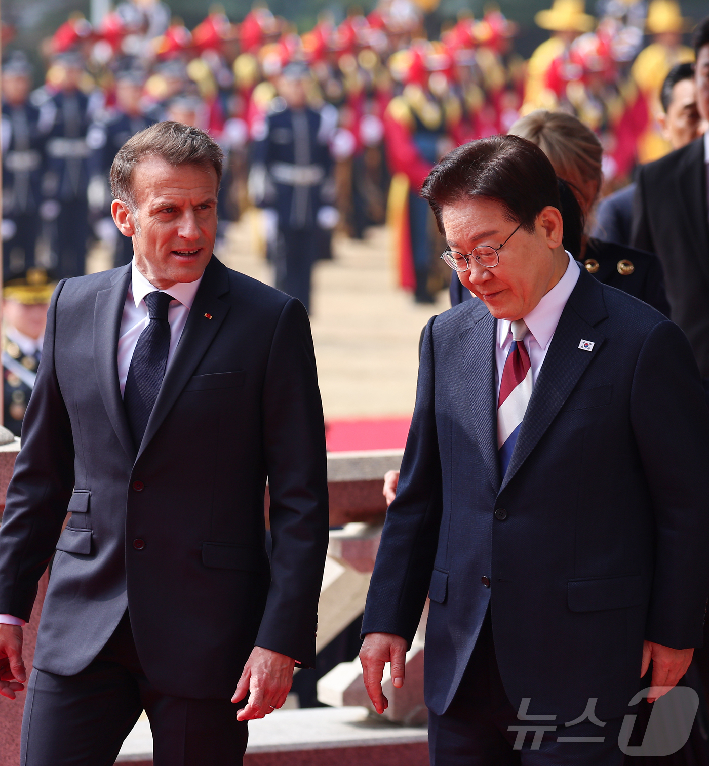 (서울=뉴스1) 허경 기자 = 이재명 대통령과 에마뉘엘 마크롱 프랑스 대통령이 3일 청와대에서 열린 공식 환영식에서 함께 이동하고 있다. 2026.4.3/뉴스1