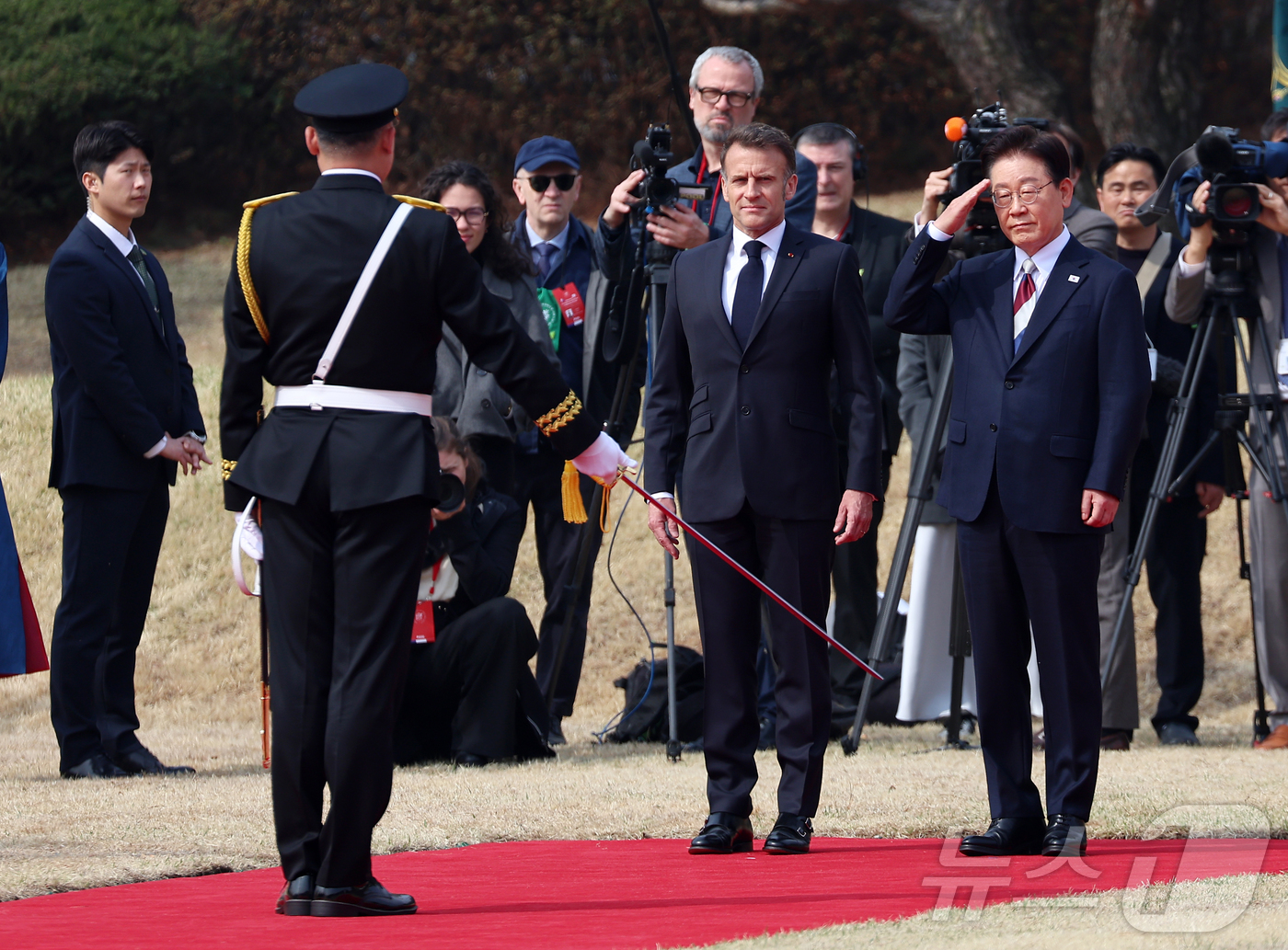 (서울=뉴스1) 허경 기자 = 이재명 대통령이 3일 청와대에서 열린 에마뉘엘 마크롱 프랑스 대통령 공식 환영식에서 의장대장의 사열 종료보고를 받고 거수경례하고 있다. 2026.4. …