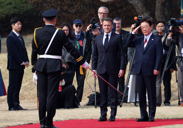 거수경례하는 이재명 대통령