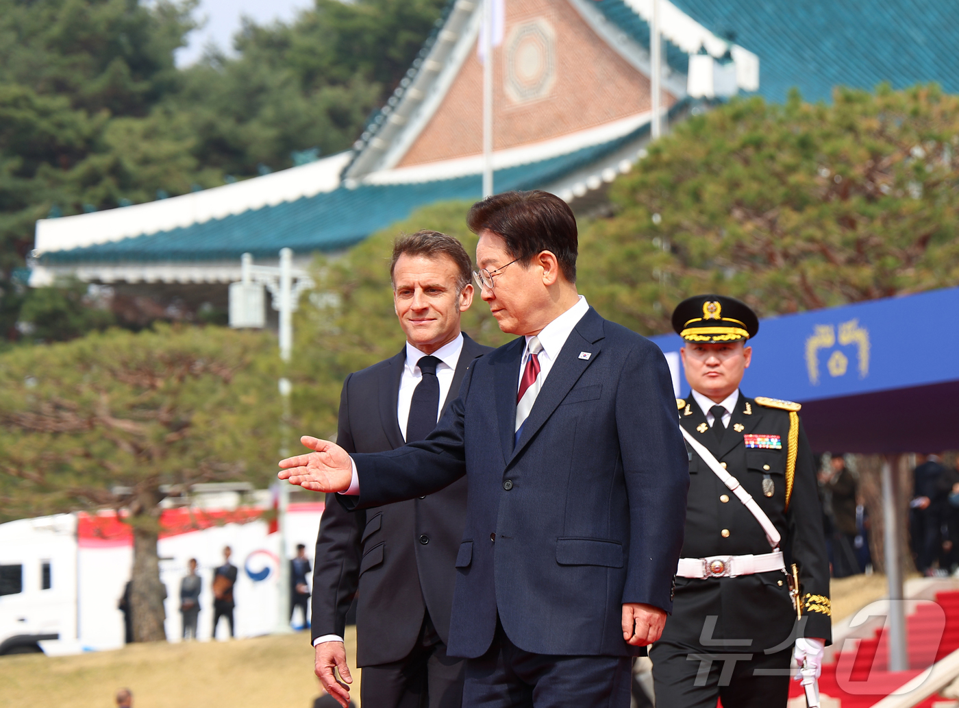 (서울=뉴스1) 허경 기자 = 이재명 대통령이 3일 청와대에서 열린 공식 환영식에서 에마뉘엘 마크롱 프랑스 대통령을 안내하고 있다. 2026.4.3/뉴스1