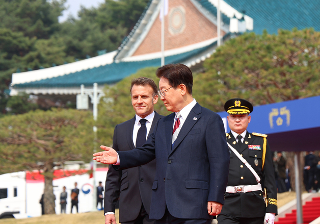 마크롱 대통령 안내하는 이재명 대통령
