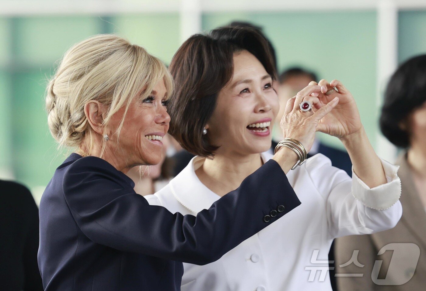 본문 이미지 - 김혜경 여사와 에마뉘엘 마크롱 프랑스 대통령 부인 브리지트 마크롱 여사 3일 국립중앙박물관에서 열린 친교일정에서 관람객들에게 인사하고 있다. (청와대통신사진기자단) 2026.4.3 ⓒ 뉴스1 허경 기자