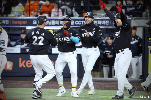 KT, FA 영입효과 쏠쏠하네…'작년 1·2위' LG·한화 격파 5연승