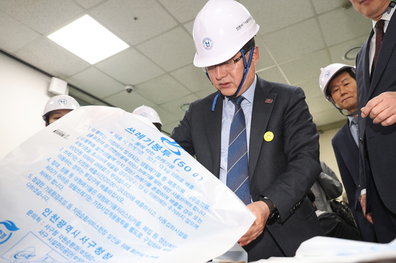 종량제봉투 제작비 올려 수급 안정…정부 "소비자값은 동결"(종합)