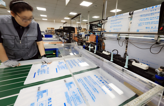 원자재 수급난 속 생산되는 종량제봉투