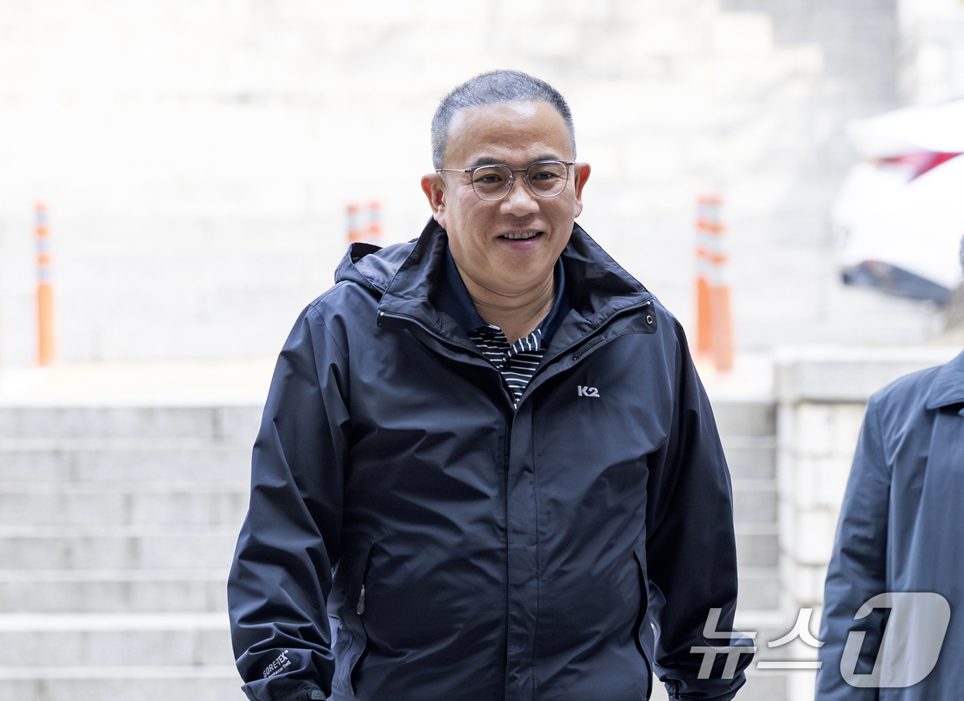 (서울=뉴스1) 최지환 기자 = '정치브로커' 명태균 씨가 3일 서울 서초구 서울중앙지방법원에서 열린 오세훈 서울시장의 여론조사비 대납 의혹 사건 1심 공판에 증인으로 출석하고 있 …