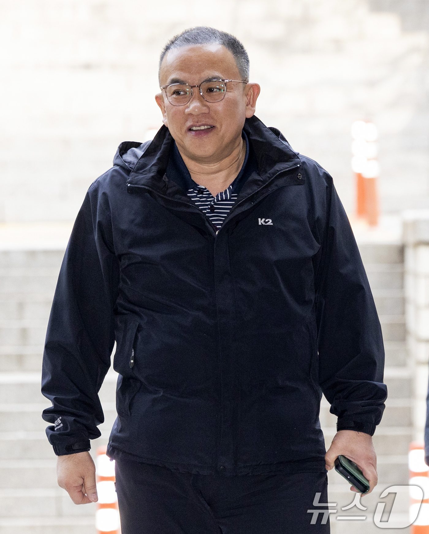 (서울=뉴스1) 최지환 기자 = '정치브로커' 명태균 씨가 3일 서울 서초구 서울중앙지방법원에서 열린 오세훈 서울시장의 여론조사비 대납 의혹 사건 1심 공판에 증인으로 출석하고 있 …