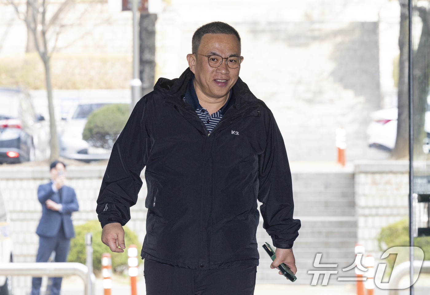 (서울=뉴스1) 최지환 기자 = '정치브로커' 명태균 씨가 3일 서울 서초구 서울중앙지방법원에서 열린 오세훈 서울시장의 여론조사비 대납 의혹 사건 1심 공판에 증인으로 출석하고 있 …