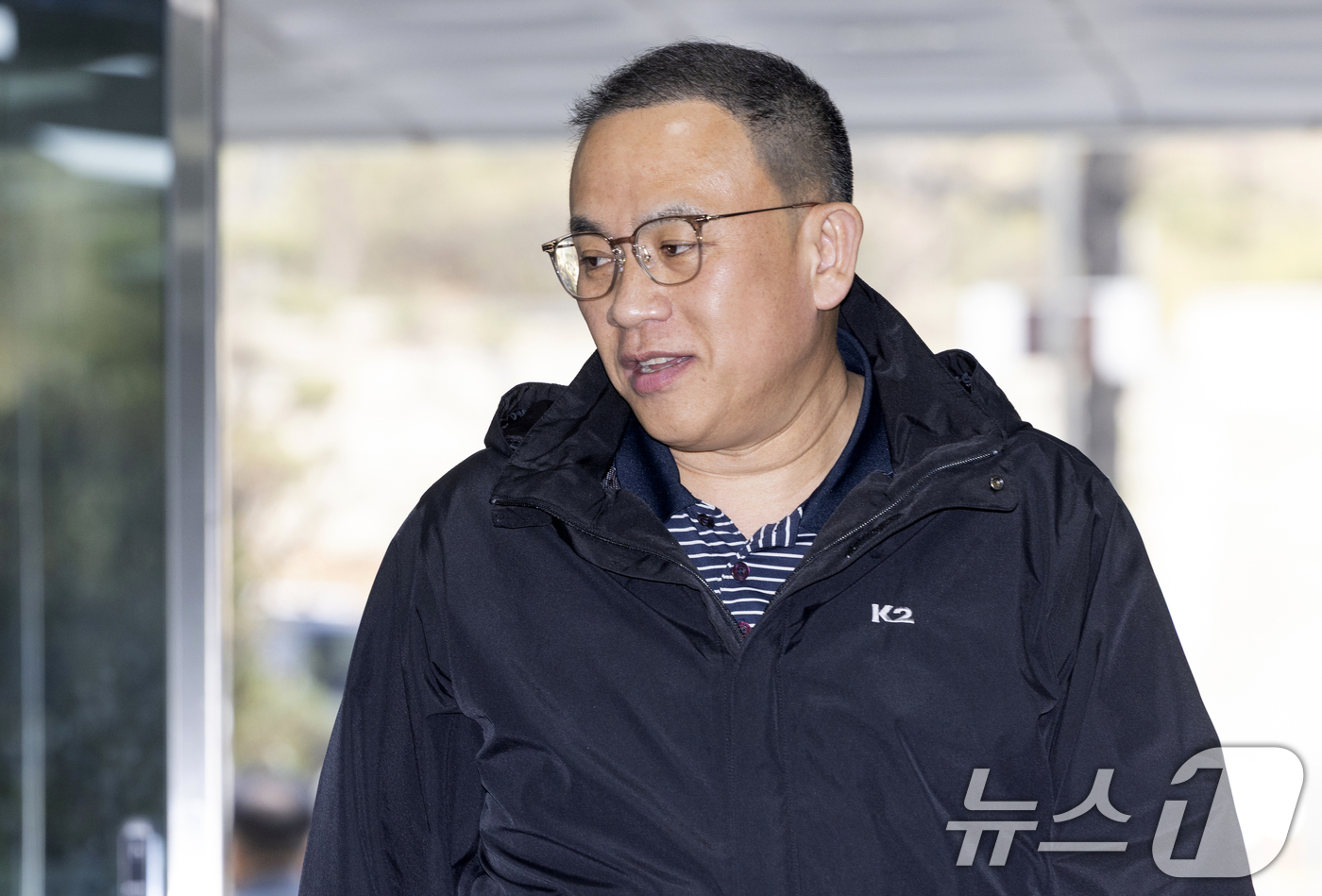 (서울=뉴스1) 최지환 기자 = '정치브로커' 명태균 씨가 3일 서울 서초구 서울중앙지방법원에서 열린 오세훈 서울시장의 여론조사비 대납 의혹 사건 1심 공판에 증인으로 출석하고 있 …