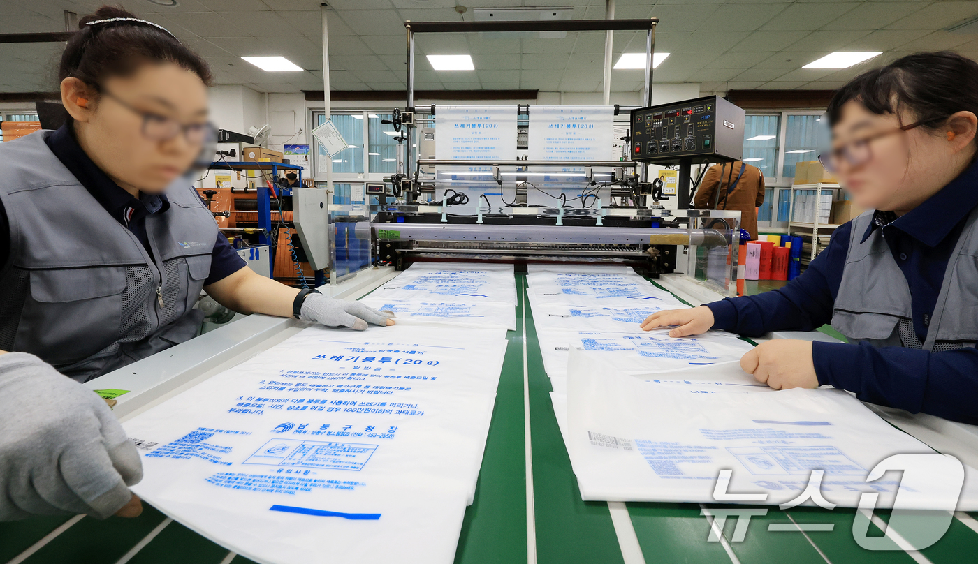 (인천=뉴스1) 이호윤 기자 = 중동 전쟁의 장기화로 원재료인 나프타 등 석유화학제품 수급 문제가 계속되는 3일 인천 서구 장애인 직업재활시설에서 관계자들이 종량제봉투를 생산하고 …