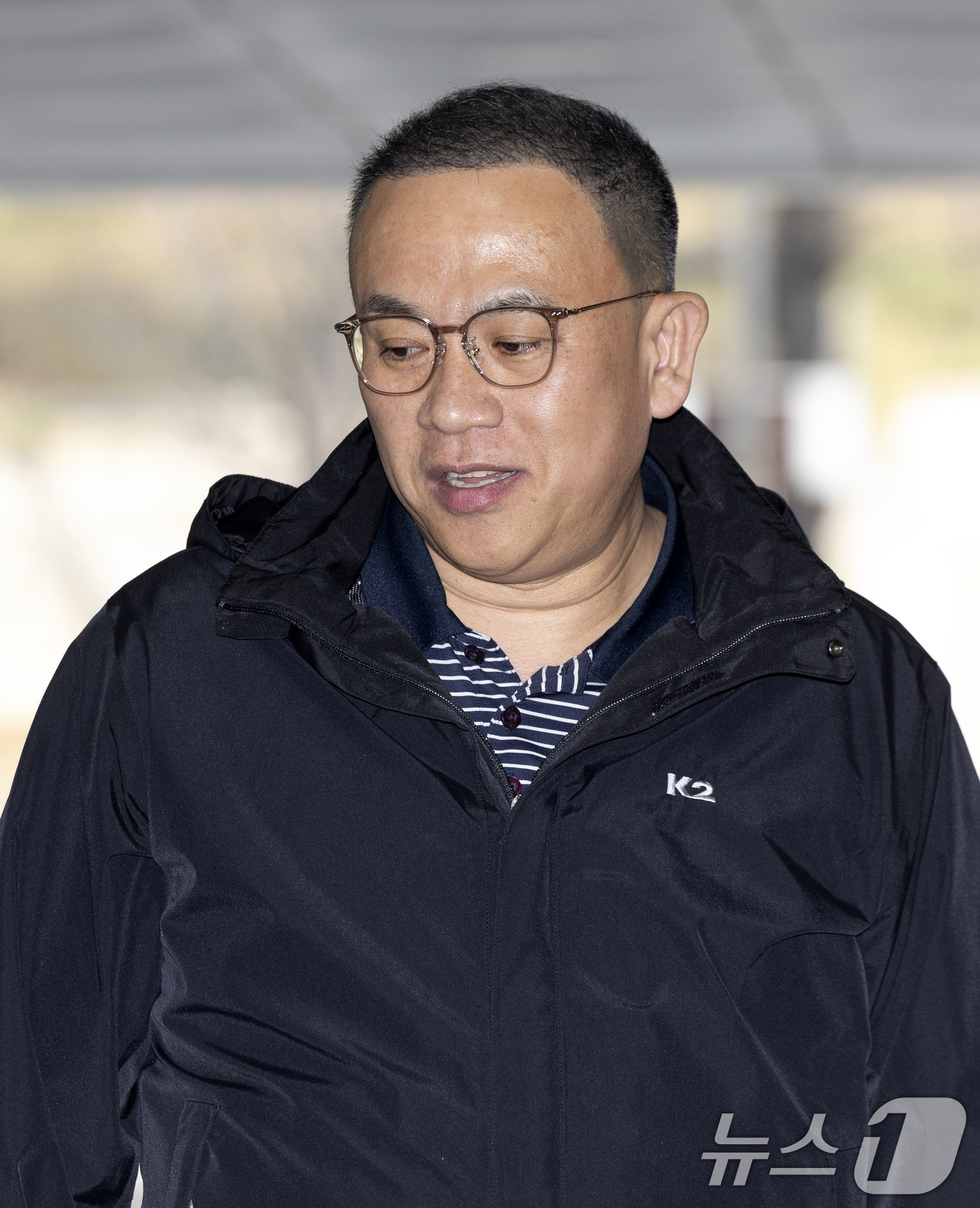 (서울=뉴스1) 최지환 기자 = '정치브로커' 명태균 씨가 3일 서울 서초구 서울중앙지방법원에서 열린 오세훈 서울시장의 여론조사비 대납 의혹 사건 1심 공판에 증인으로 출석하고 있 …