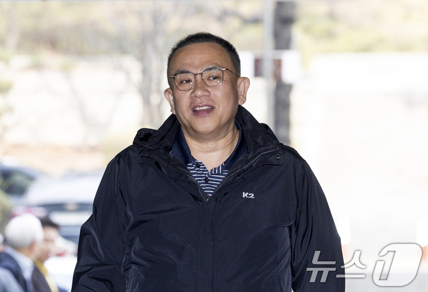 (서울=뉴스1) 최지환 기자 = '정치브로커' 명태균 씨가 3일 서울 서초구 서울중앙지방법원에서 열린 오세훈 서울시장의 여론조사비 대납 의혹 사건 1심 공판에 증인으로 출석하고 있 …