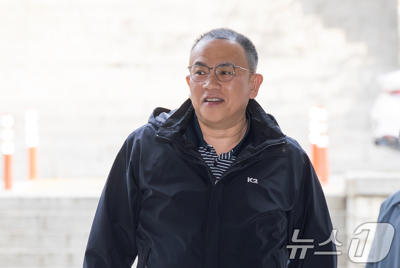 (서울=뉴스1) 최지환 기자 = '정치브로커' 명태균 씨가 3일 서울 서초구 서울중앙지방법원에서 열린 오세훈 서울시장의 여론조사비 대납 의혹 사건 1심 공판에 증인으로 출석하고 있 …