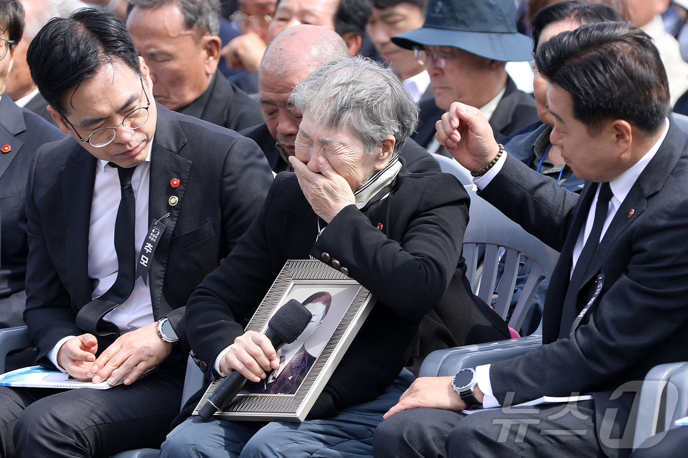 (제주=뉴스1) 오미란 기자 = 3일 오전 제주4·3평화공원에서 열린 제78주년 4·3 희생자 추념식에서 유족 고계순 씨(78)가 오열하고 있다. 2026.4.3/뉴스1