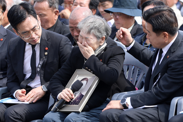 "아버지, 제 이름은 알고 있나요"…75년 만에 바로잡은 '호적'