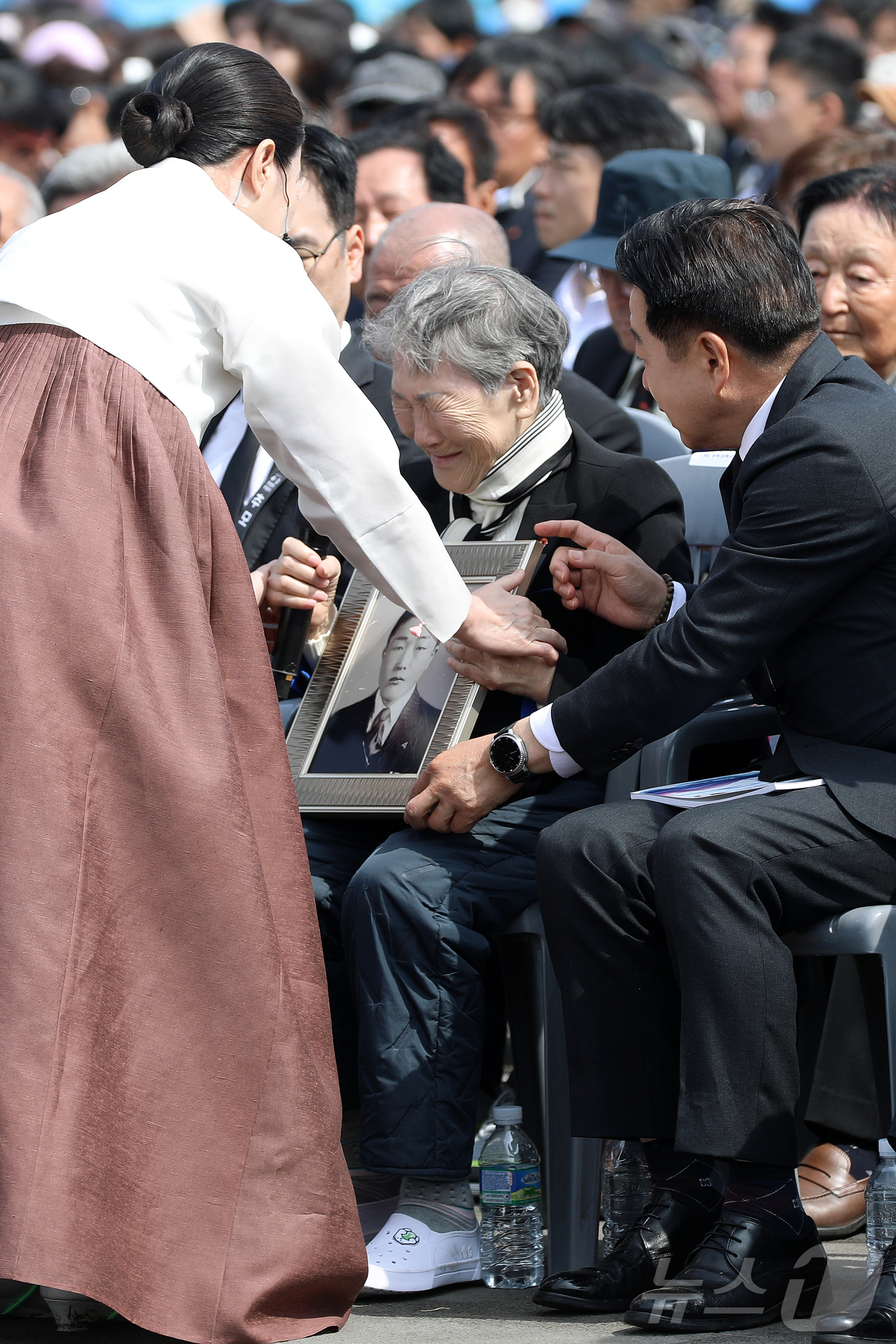 (제주=뉴스1) 오미란 기자 = 3일 오전 제주4·3평화공원에서 열린 제78주년 4·3 희생자 추념식에서 유족 고계순 씨(78)가 오열하고 있다. 2026.4.3/뉴스1