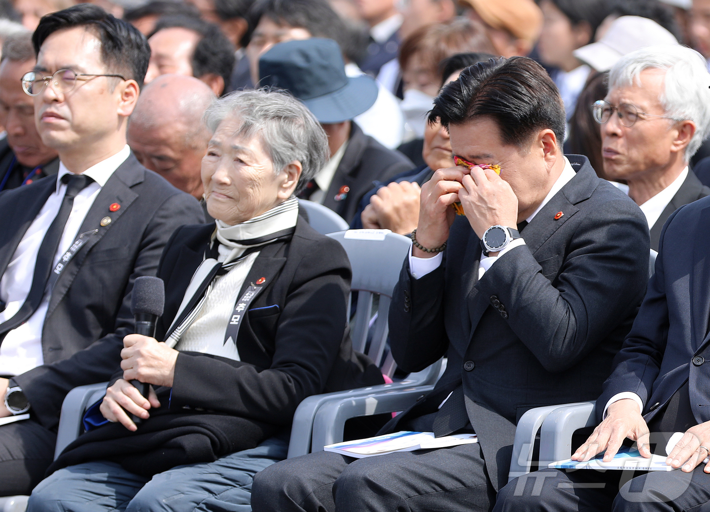 (제주=뉴스1) 오미란 기자 = 3일 오전 제주4·3평화공원에서 열린 제78주년 4·3 희생자 추념식에서 유족 고계순 씨(78)의 사연이 소개되자 오영훈 제주도지사가 눈물을 흘리고 …