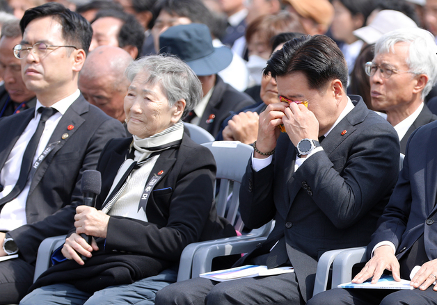 눈물 흘리는 오영훈 제주지사