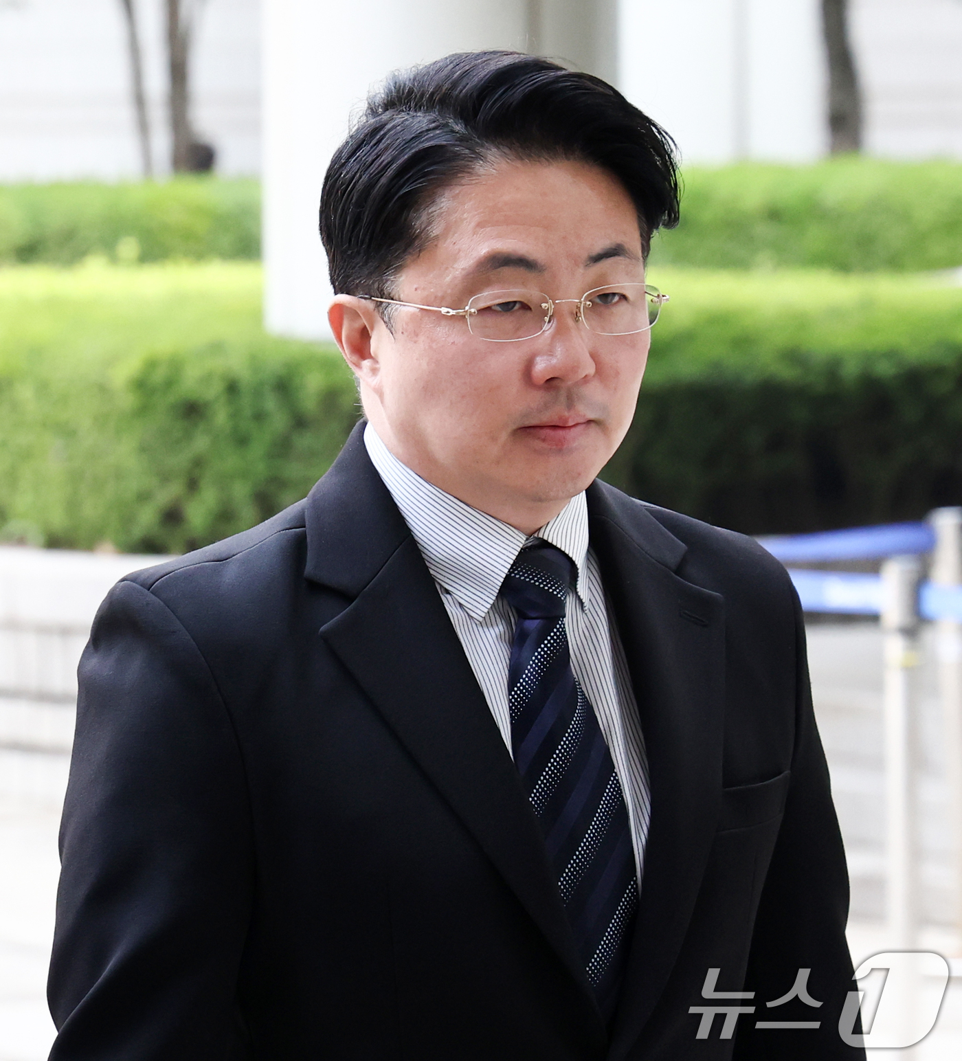 (서울=뉴스1) 최지환 기자 = 김건희 여사 일가의 집사로 알려진 김예성 씨가 3일 서울 서초구 서울고등법원에서 열린 항소심 공판을 마치고 법정을 나서고 있다.'김건희 집사 게이트 …