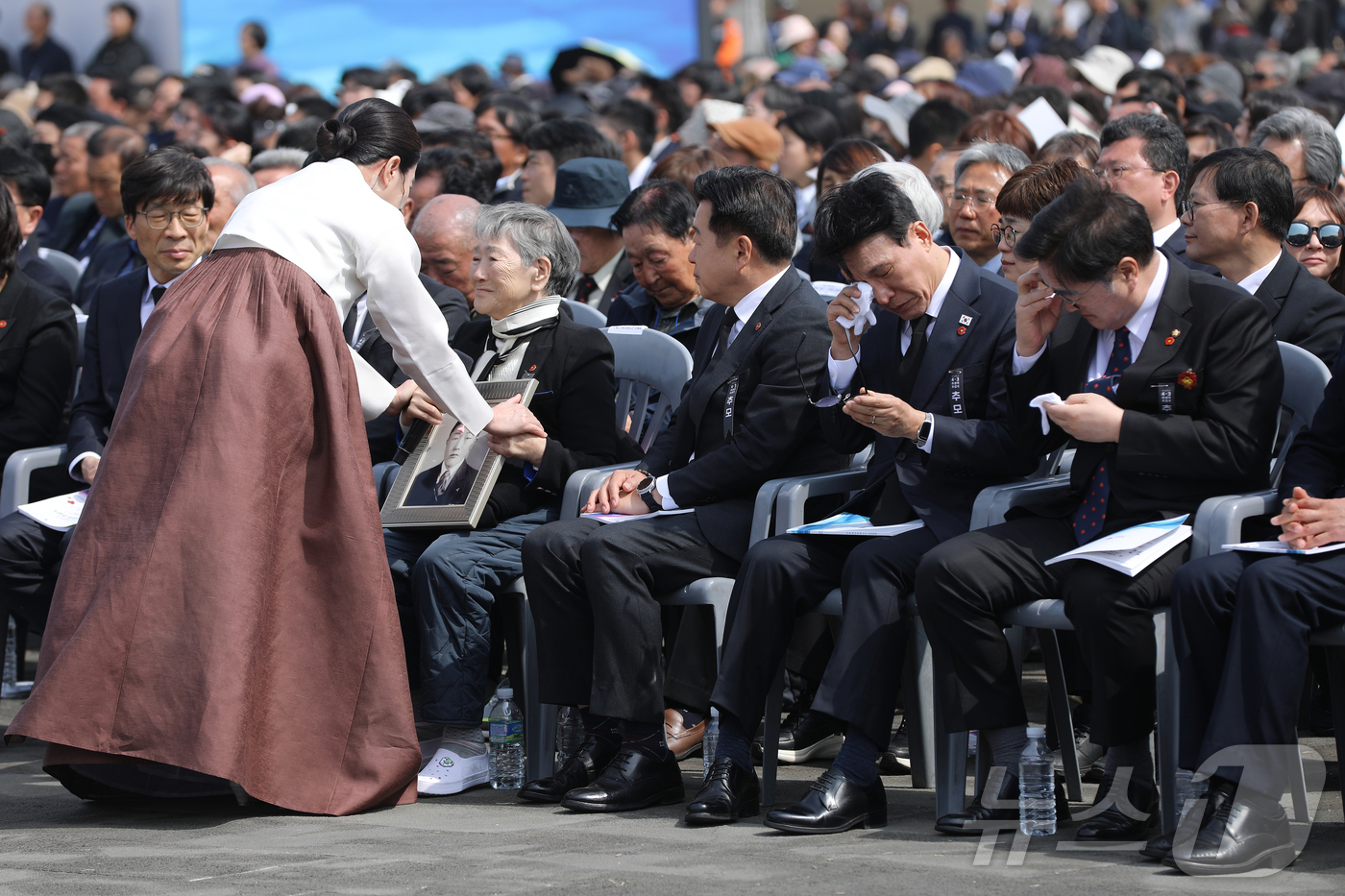 (제주=뉴스1) 오미란 기자 = 3일 오전 제주4·3평화공원에서 열린 제78주년 4·3 희생자 추념식에서 유족 고계순 씨(78)의 사연이 소개되자 김민석 국무총리와 우원식 국회의장 …