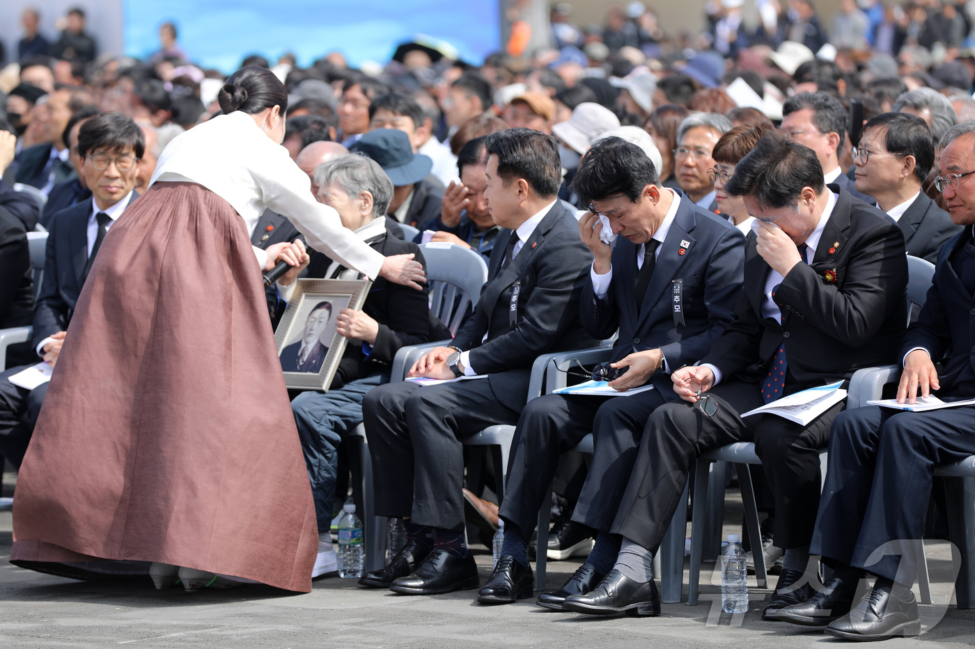 (제주=뉴스1) 오미란 기자 = 3일 오전 제주4·3평화공원에서 열린 제78주년 4·3 희생자 추념식에서 유족 고계순 씨(78)의 사연이 소개되자 김민석 국무총리와 우원식 국회의장 …