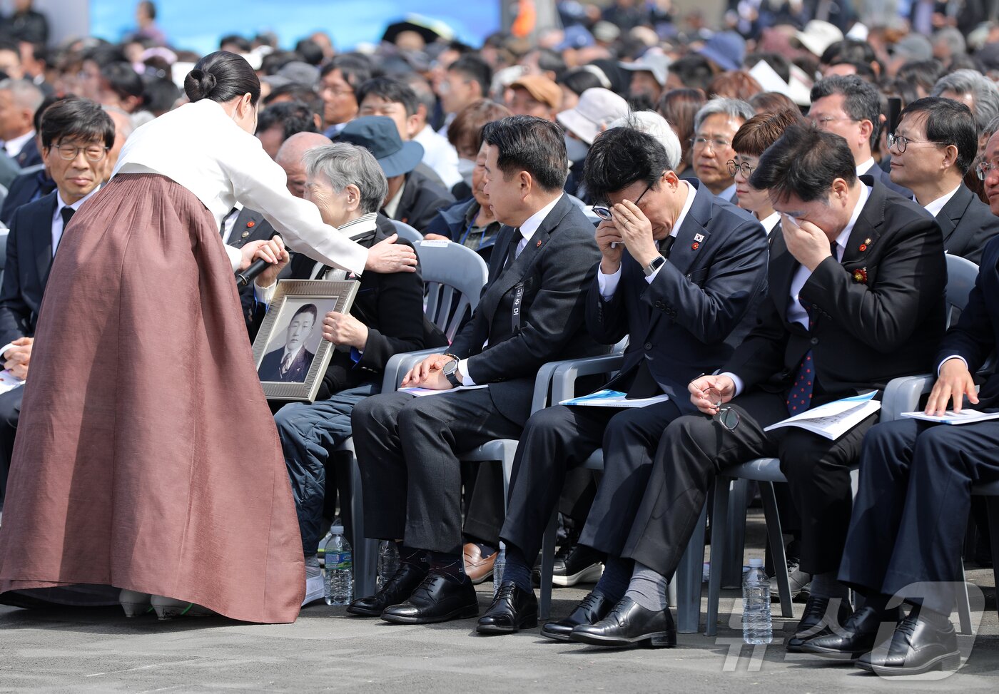 본문 이미지 - 3일 오전 제주4·3평화공원에서 열린 제78주년 4·3 희생자 추념식에서 유족 고계순 씨(78)의 사연이 소개되자 김민석 국무총리와 우원식 국회의장 등 참석자들이 눈물을 흘리고 있다. 2026.4.3 ⓒ 뉴스1 오미란 기자
