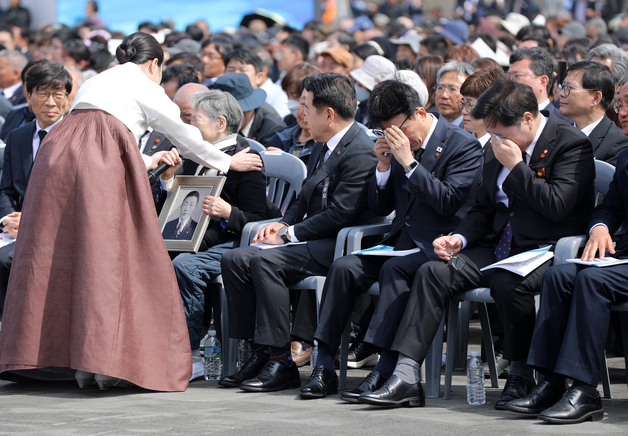 눈물 흘리는 유가족과 김민석 총리